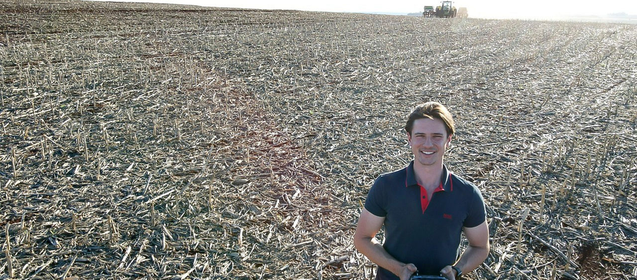 Engenheiro Agrônomo Vitor Hugo Rossetto Belotto em uma lavoura
