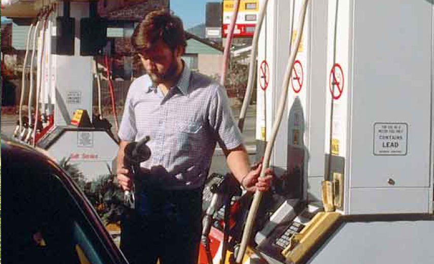 Man bij Conoco tankstation pomp