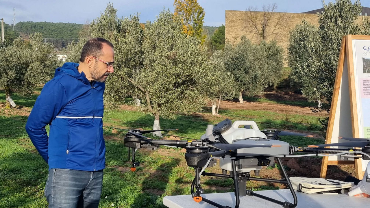 Juan Sagarna junto a un dron que obtiene datos de una explotación
