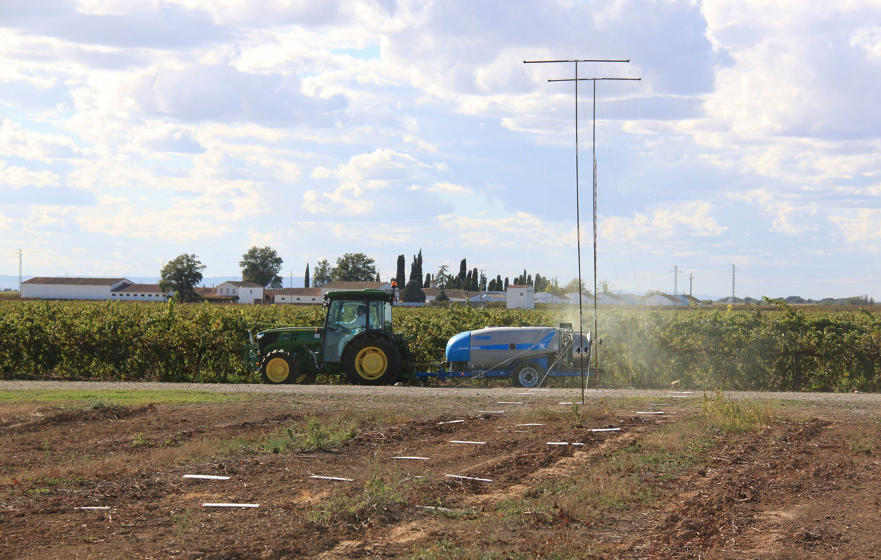 Tractor pulverizando insecticidas