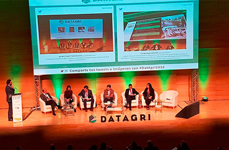 Escenario con personas hablando