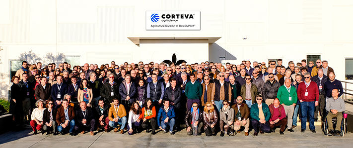 Varias personas posando en reunión de distribuidores