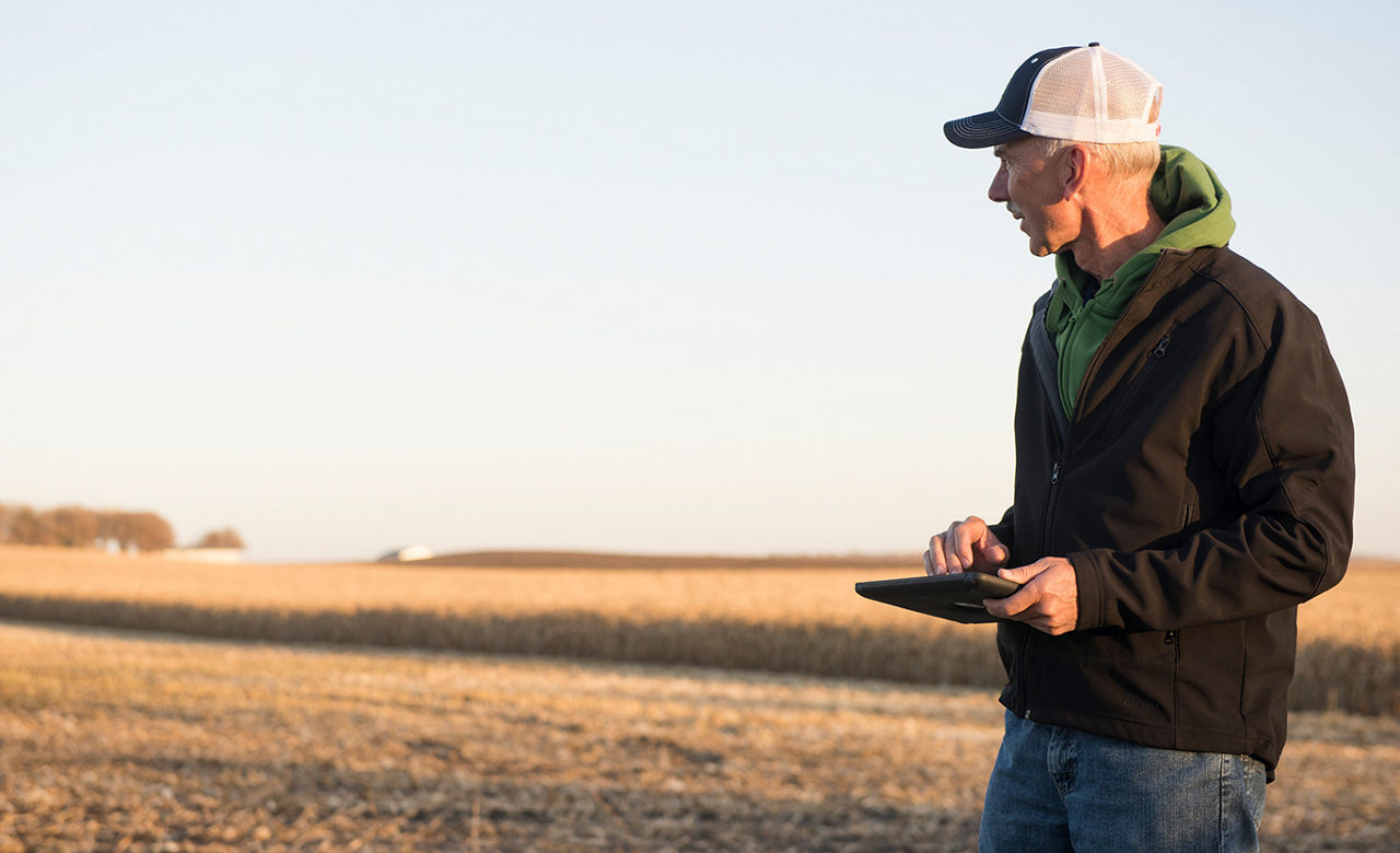 Pioneer agronomist, soybean harvest
