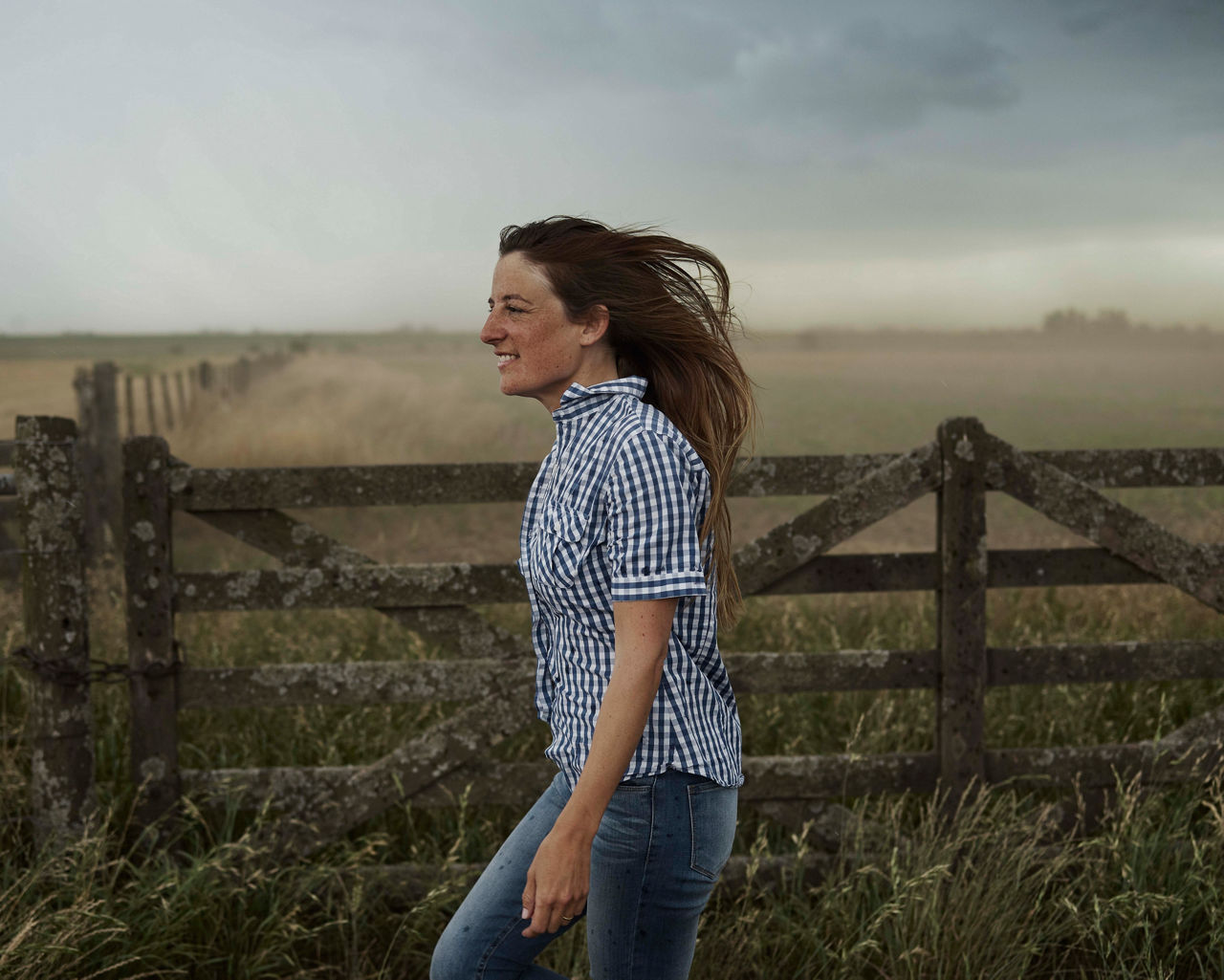 women-field-weather-(climate)-5081x4066